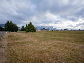 At the entrance to beautiful Te Anau
