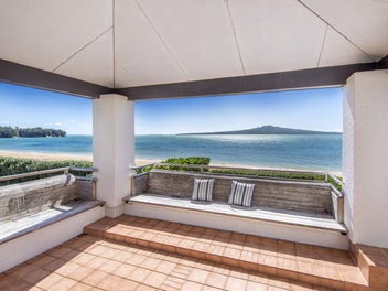 Mid century charm on Cheltenham Beach