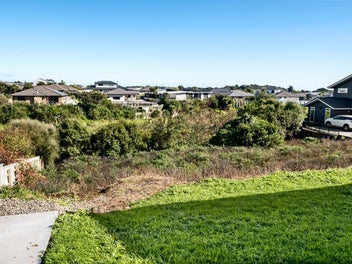 Mountain view, minutes from the beach!