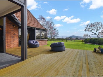 Ultimate Lifestyle - panoramic lake & rural views