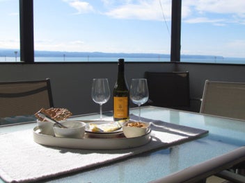 Sun, Space & Spectacular Views on Bluff Hill