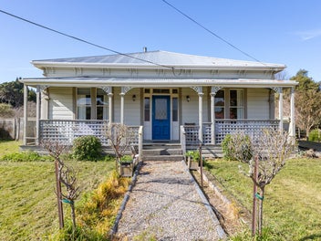 5 Bedrooms, 1637m2 Section, Village Life