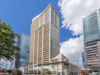 FREEHOLD BIG CITY HOME & CARPARK NEAR WATERFRONT