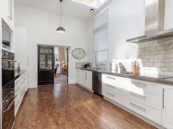 First Class Residence “Hunterlee Estate”