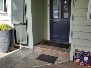 Big 6 bedroom home, town basin & water view beauty