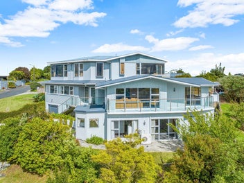 Grand Family Home with Separate Flat &...
