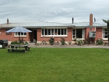 Large lifestyle property with good income