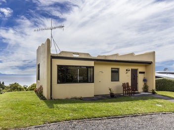 Front row living with uninterrupted lake views