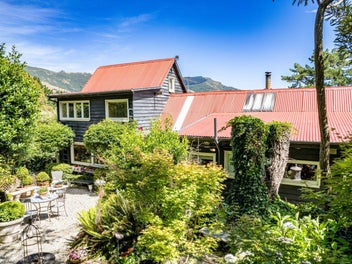 4.39ha of gardens, grazing and views