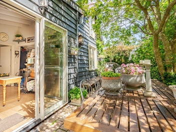 Secluded retreat with gorgeous gardens
