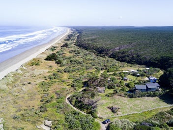 A Coastal Bolt Hole Along 90 Mile Beach