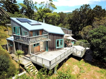 Stunning Modern Living at Medlands Beach