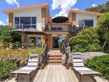 Escape to a magical 5 Brm waterfront retreat!