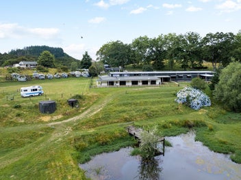 4 Dwellings, Stables & Shed plus more