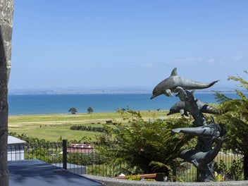 BUY THE BEST ON BAY HEIGHTS