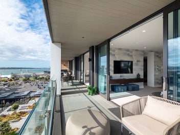 LUXURY APARTMENT WITH HARBOUR VIEWS