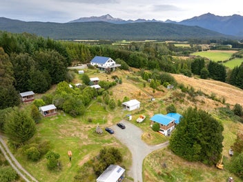 Amazing Lake Views, Two Houses, Six Cabins