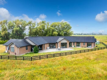GREAT LOCATION WITH FLEXIBLE LIVING OPTIONS