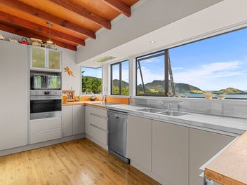 Lifestyle living, two dwellings, huge shed