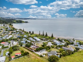 Kiwi Bach Life - A Stones Throw From The Water