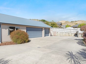4 Bed - 3 Garage - 2 Lounge - Single Level