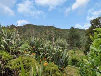 Privacy, security, vistas - just 10 km to town
