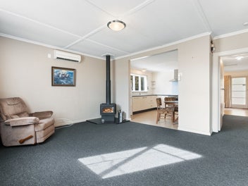Open Plan Cottage Feel with Garage