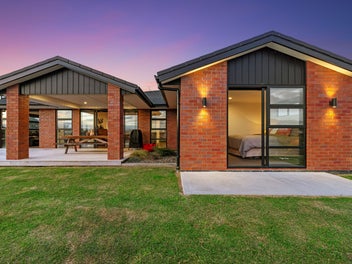 RURAL AT THE BEACH, PERFECTLY PUKEHINA