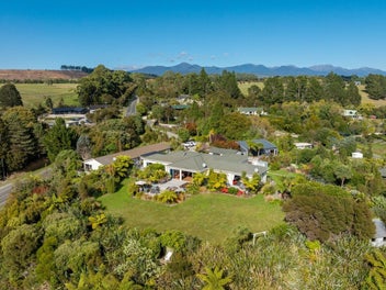 Prestigious and prominent Golden Bay property