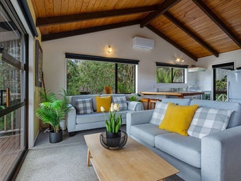COASTAL CHARM WITH WORLD-CLASS HARBOUR VIEWS