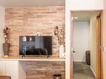 Stylish 1 Bedroom Unit in Town