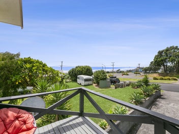 ICONIC KIWI BEACH PROPERTY, OAKURA