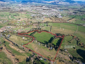 11ha farmlet on edge of town