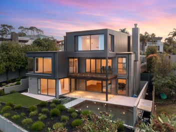 Panoramic Seaview Masterpiece - Like New!