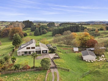 A Commanding Lifestyle in Town - 6.3 hectares