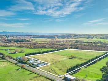 Larger than lifestyle with river access!