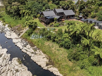 Secluded Riverside Retreat: Nature & Comfort
