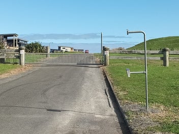 Waipipi beach section