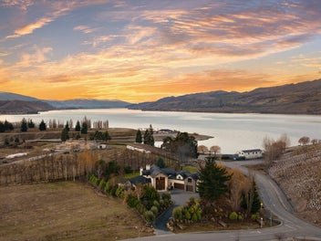 Lakeview luxury: Retreat within Central Otago