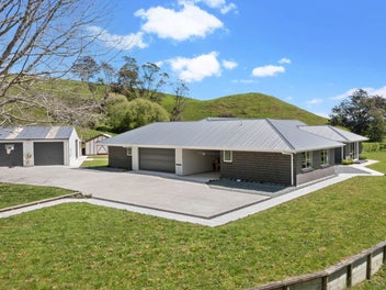 Fabulous Lifestyle Living Just Minutes To Town
