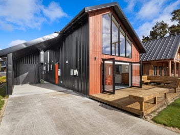 Sunny, Stylish & Spacious!