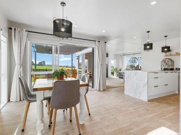 Modern Lifestyle Retreat Just Minutes From Town
