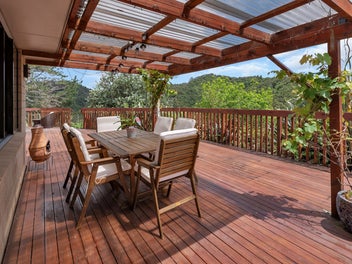 Privacy, security, vistas - just 10 km to town