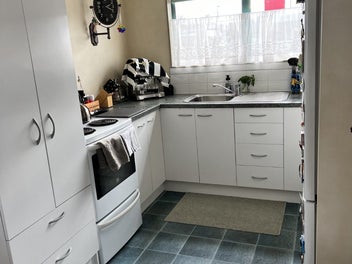 PRICE NEGOTIABLE.Tidy modern home close to town