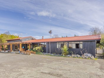 Massive shed and two dwellings on 8.26ha