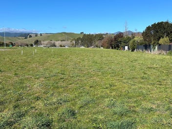 745m2 - Private rear section - flat land to build