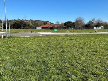 Flat north and west facing section- 600m2 with out