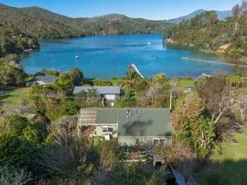 A Rare Lochmara Bay Treasure - Yours to Discover