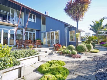 DISTINCTIVE STYLE - REDUCED! - REDUCED!