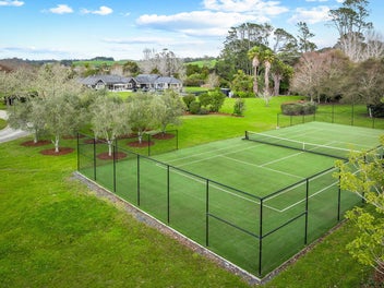 Matakana Oasis: Pool, Spa & Tennis Court